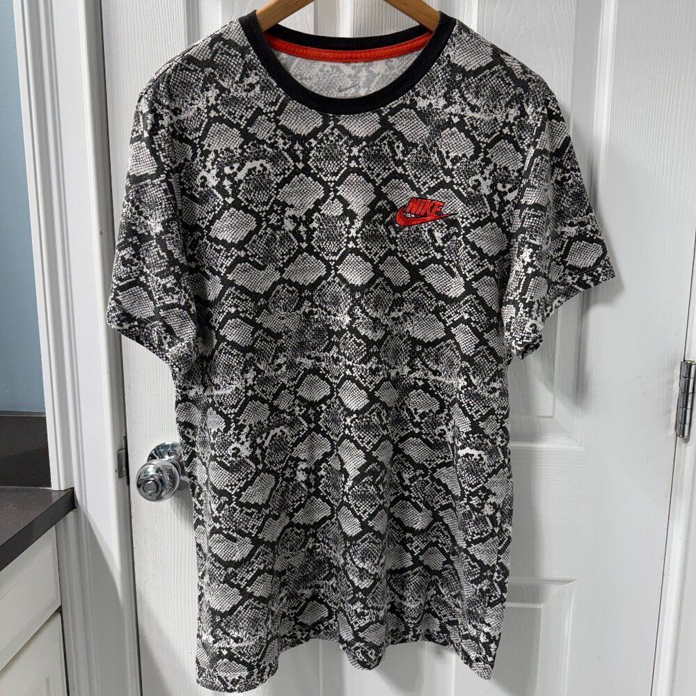 Nike Sportswear Snake Foam T-shirt Size Large